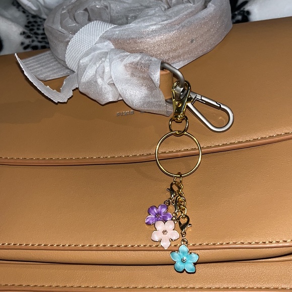 Pixie Mood Zoe Crossbody Bag Purse in Honey and a FREE flower keychain - Picture 2 of 14